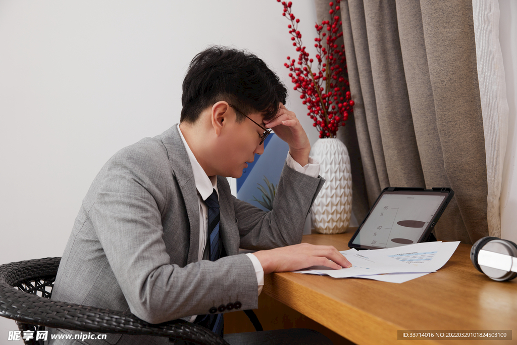 中年男性職場壓力苦惱形象