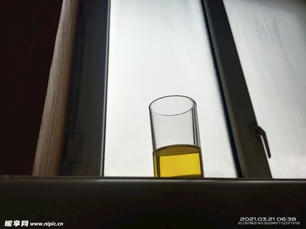 窗前的水杯