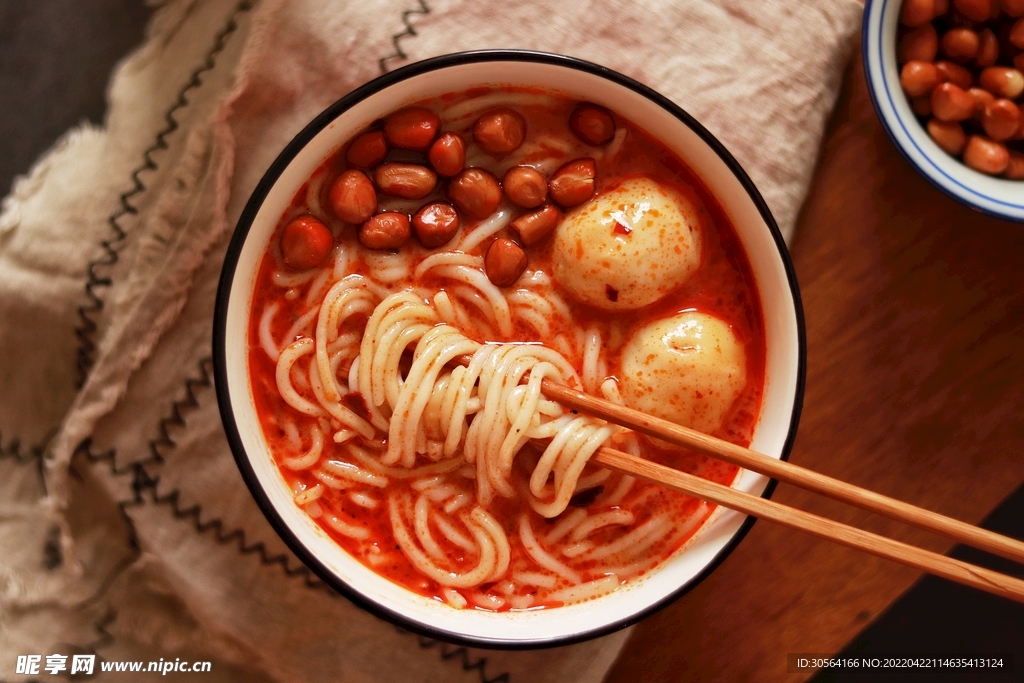 麻辣酸辣面美食