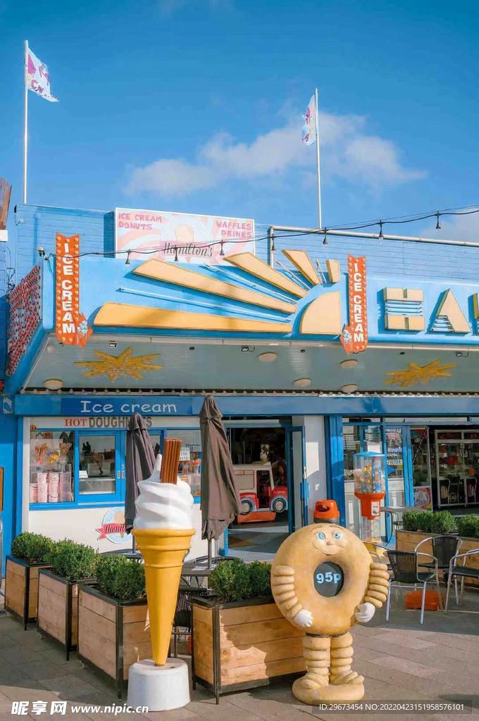街边小店冰淇淋甜筒店