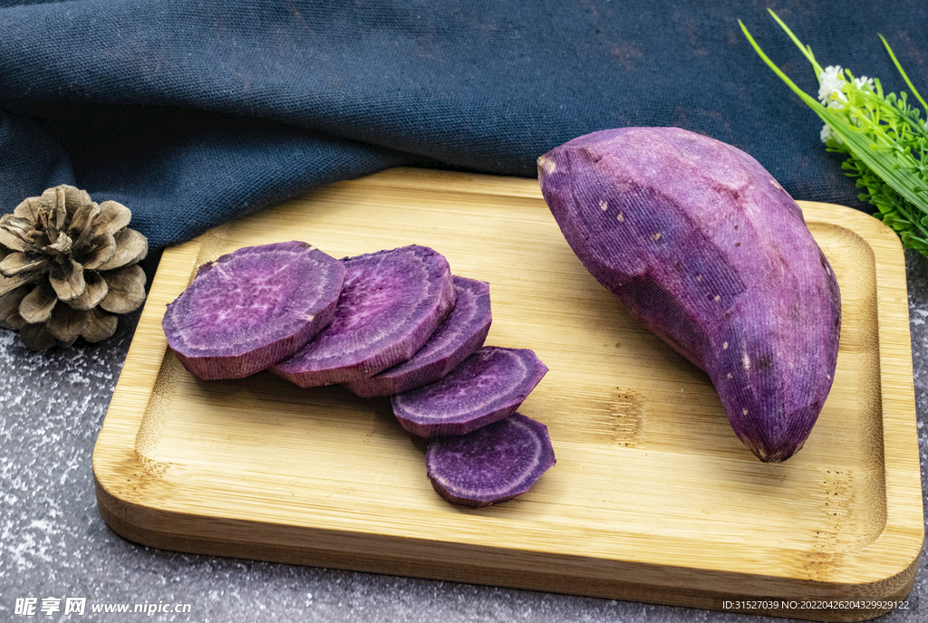 案板上的紫薯摄影素材