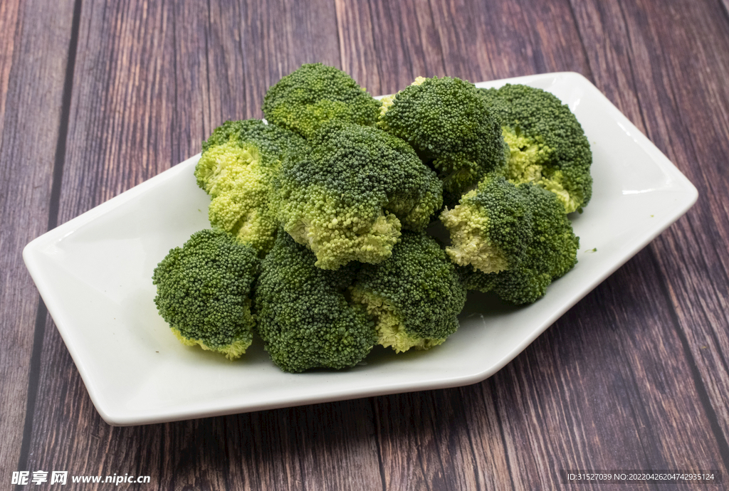 盤子里的西藍花圖片  