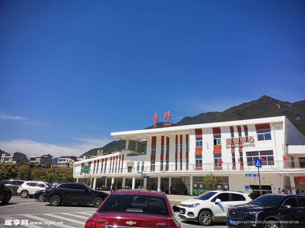 襄陽寺坪服務區 大山中的服務區