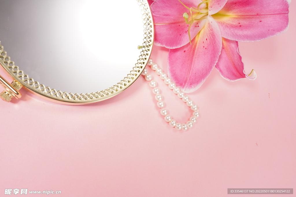 金色镜子粉色百合 珍珠项链背景