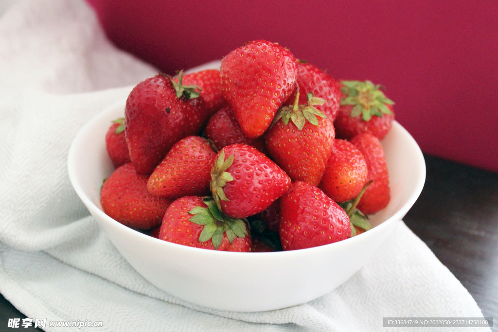 一碗草莓水果