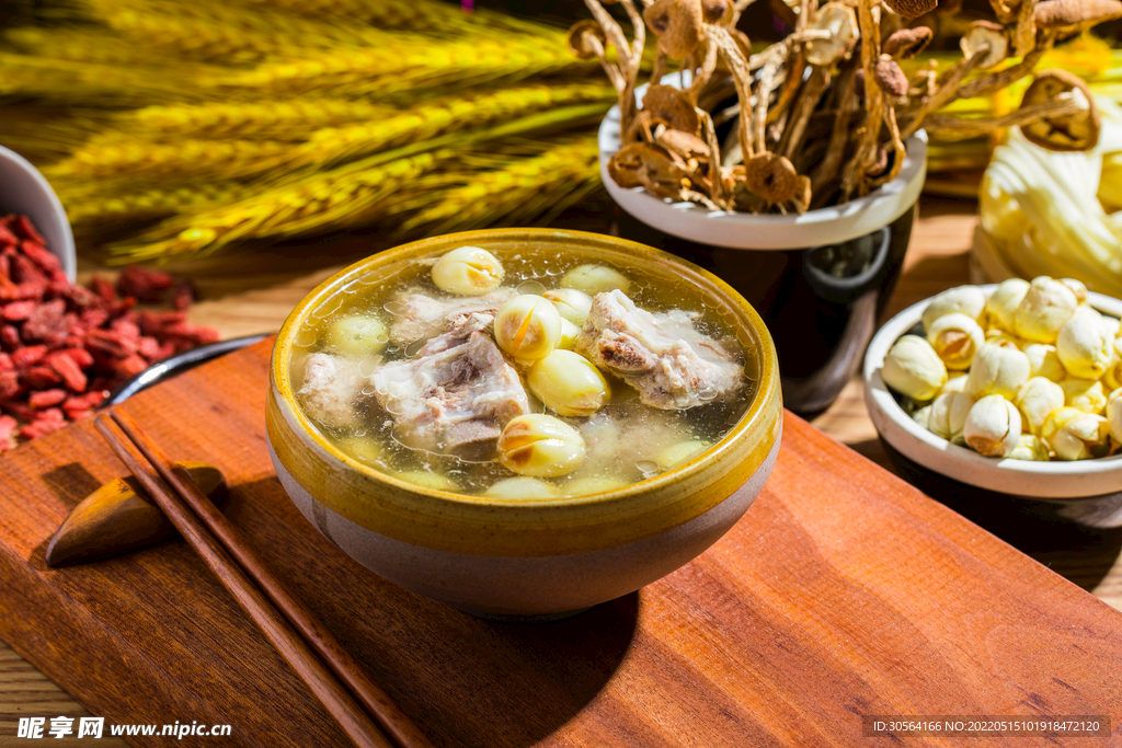 蓮子排骨湯美食
