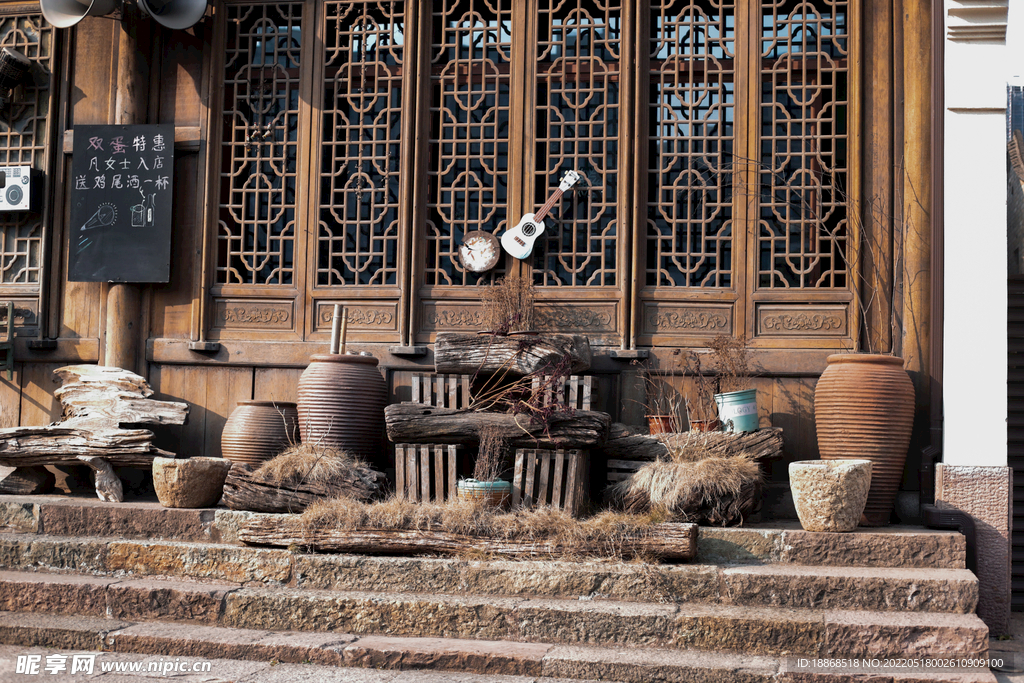 中国风木质窗石板台阶木头罐子
