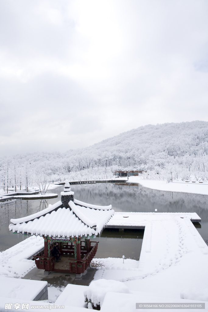 戶外雪季復古宮燈建筑