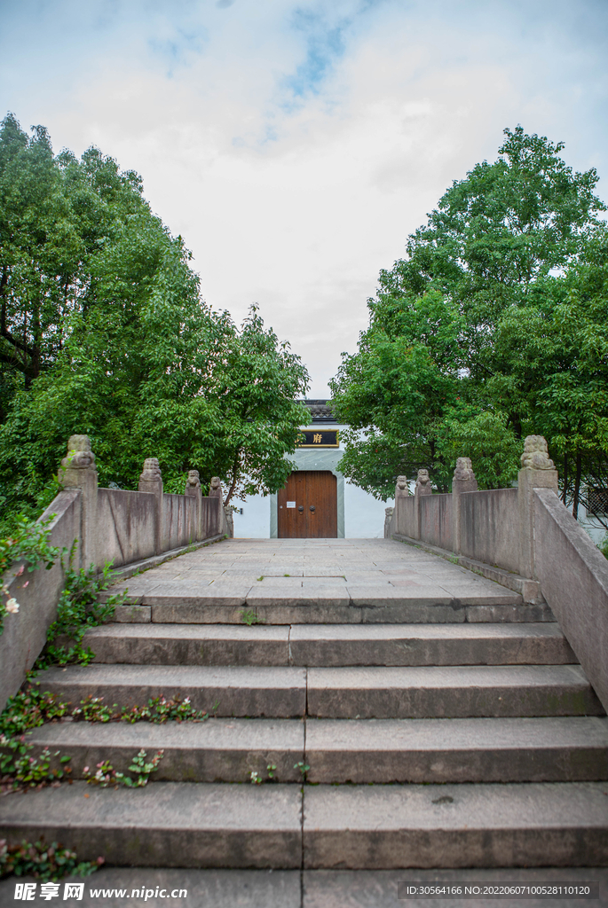 戶外復(fù)古公園臺(tái)階建筑