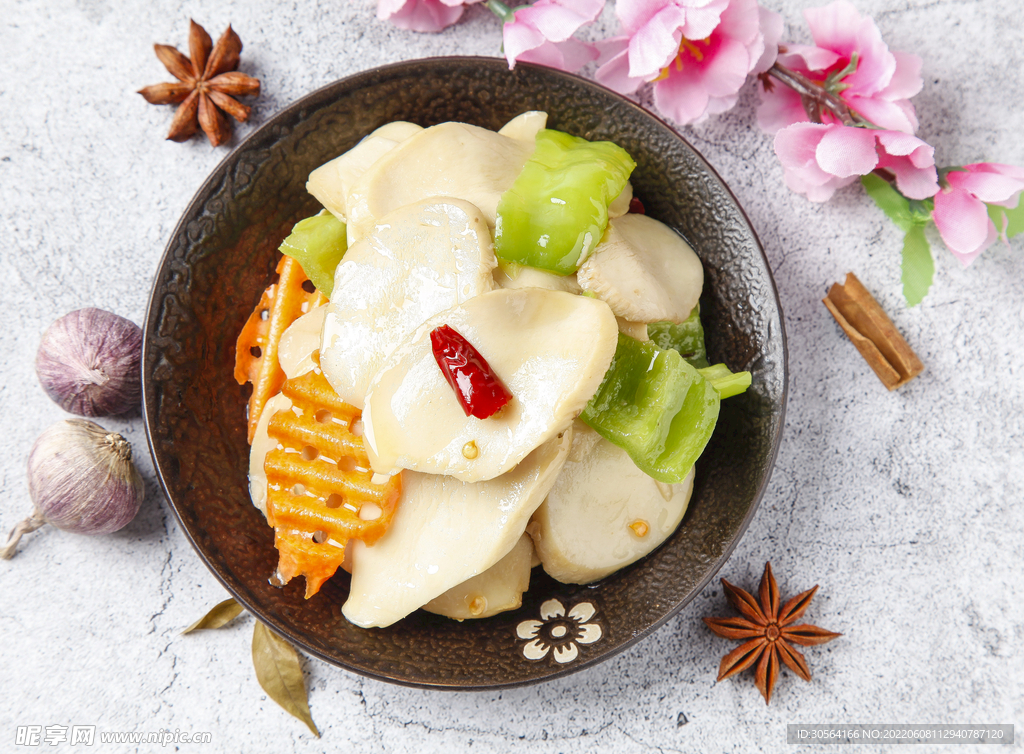青椒炒滑菇美食