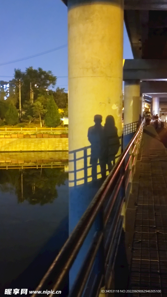 桥主上的两个人的影子