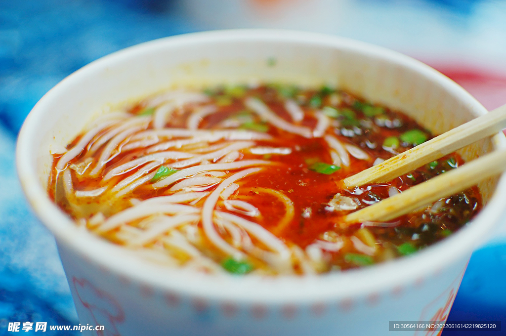麻油紅油米線美食