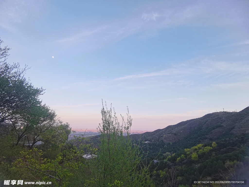 藍天云遠山