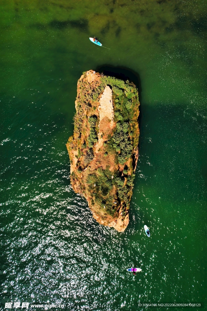 戶外綠色海水孤島景觀
