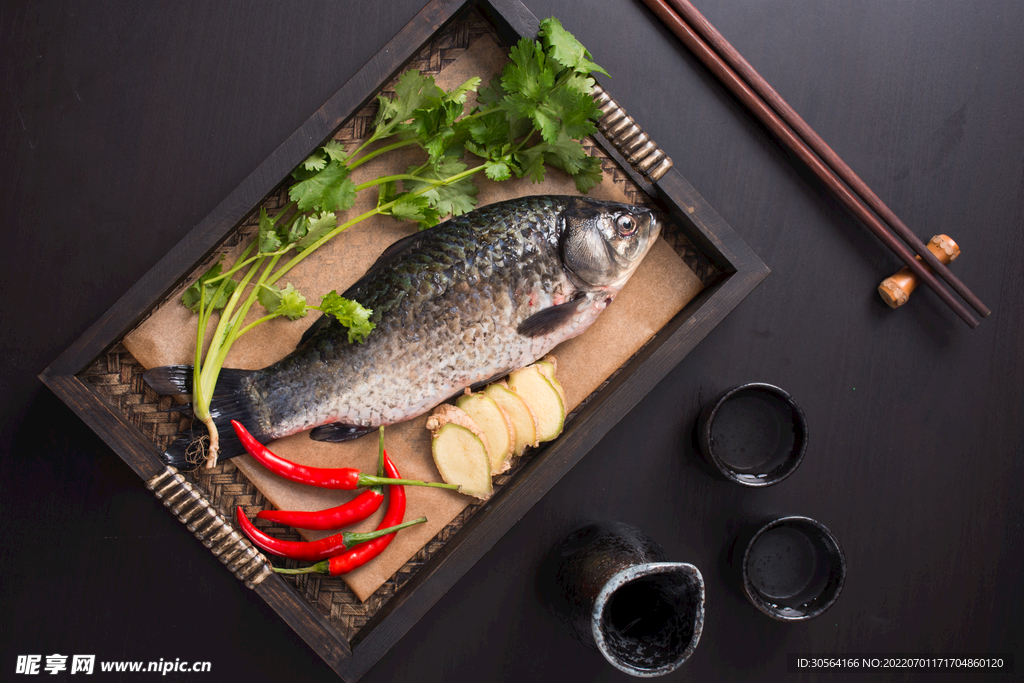 新鮮鯽魚食材