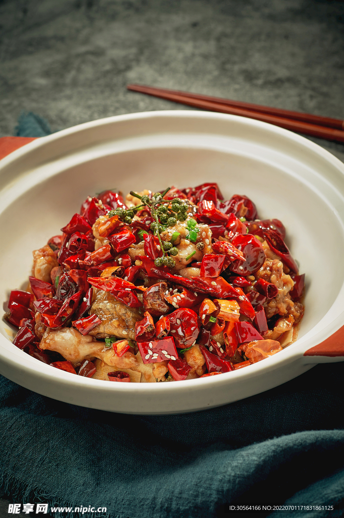 麻辣牛蛙美食