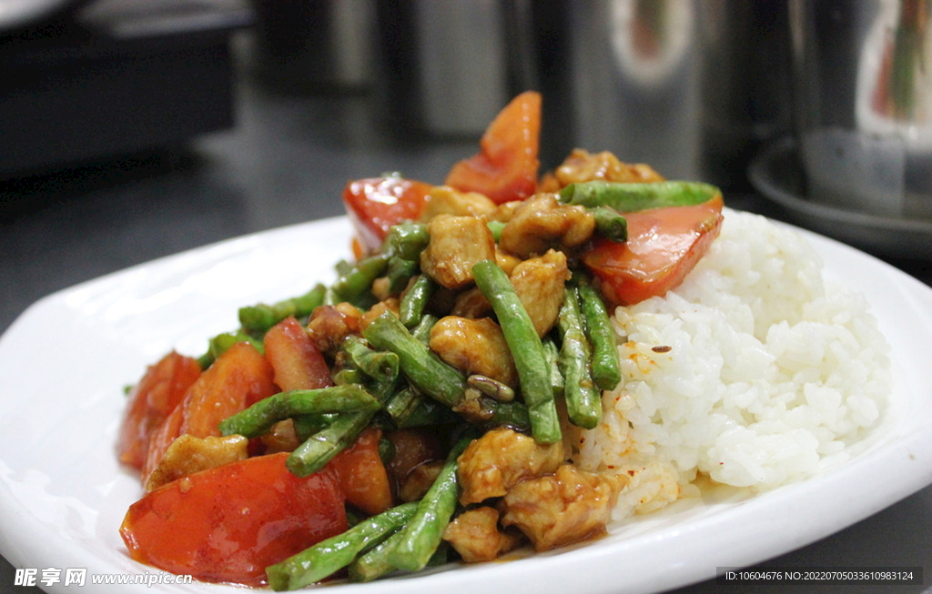 番茄豆角炒雞丁蓋飯