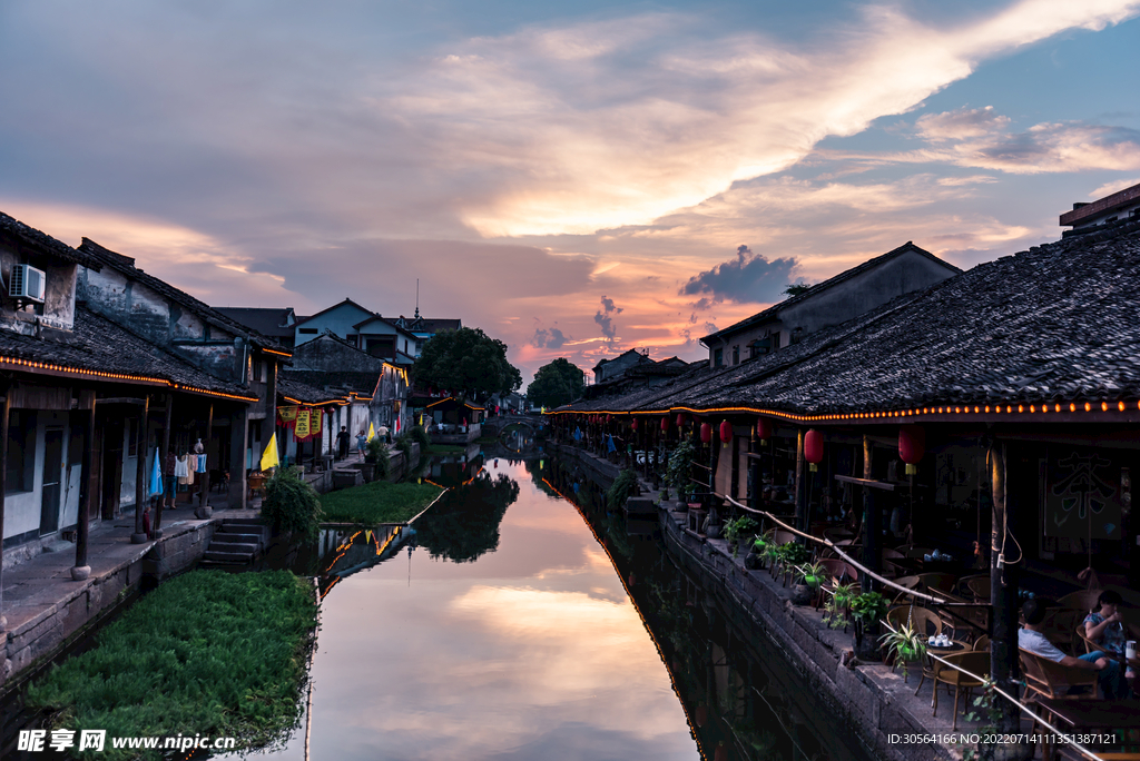 戶外黃昏落日旅游小鎮