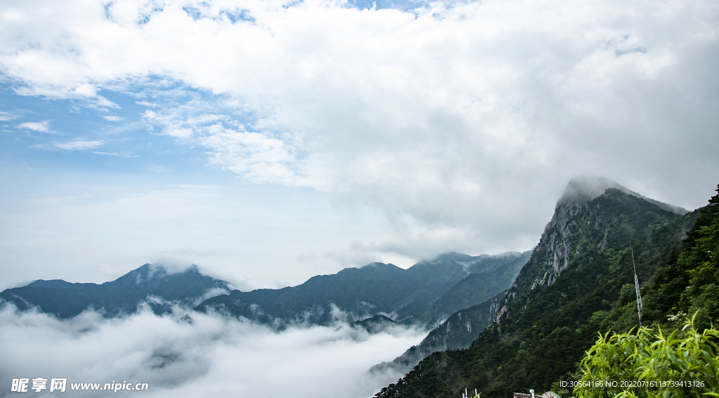 戶外濃霧山峰山頂
