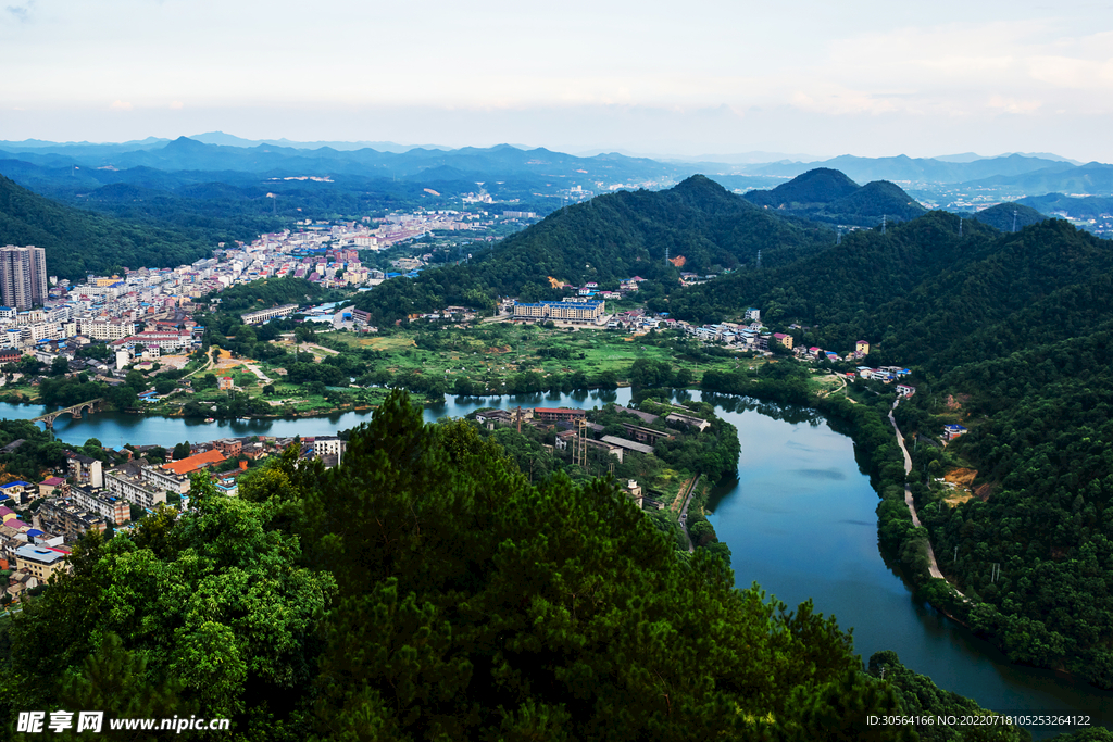 戶外湖水山脈復古旅游小鎮