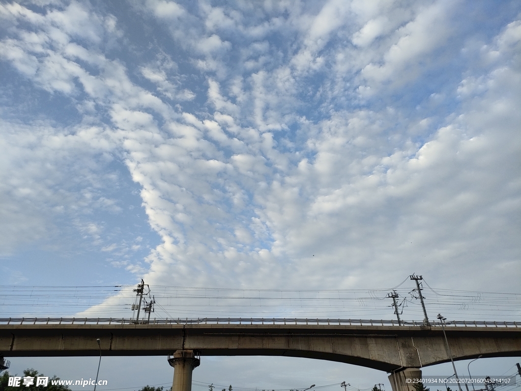 蓝天白云天空高架桥