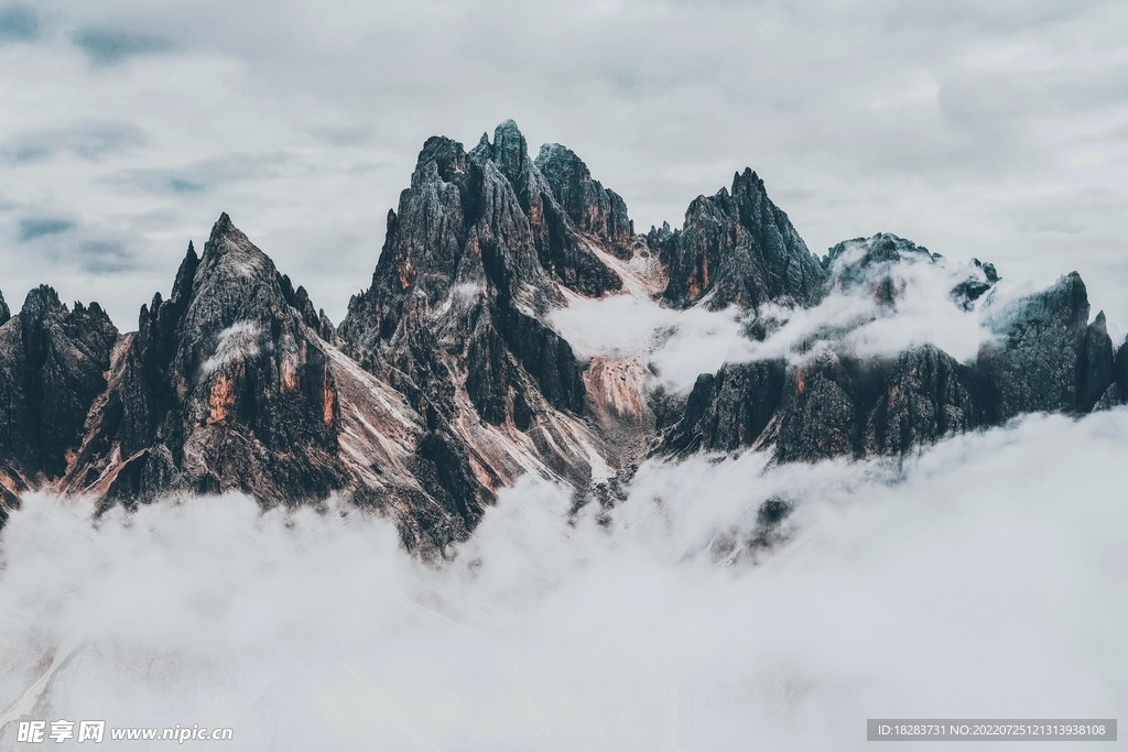 雨后的雪山云霧圖