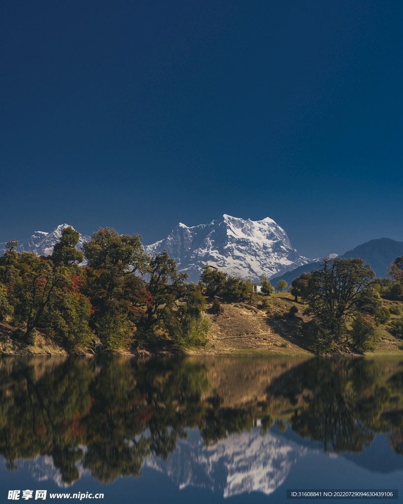 湖泊遠山