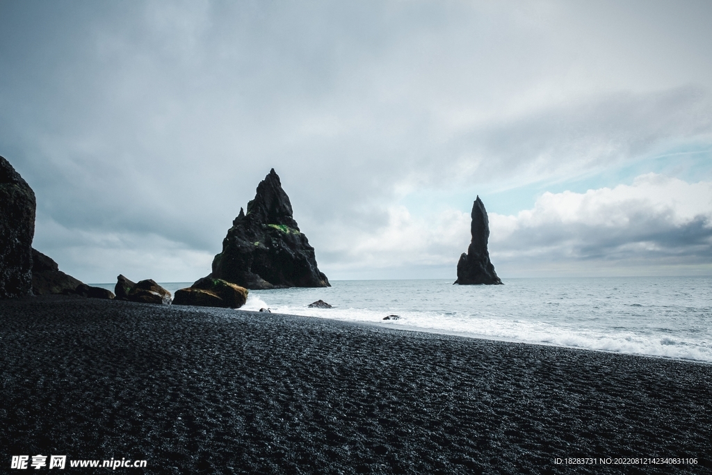 沙灘島嶼上的石頭