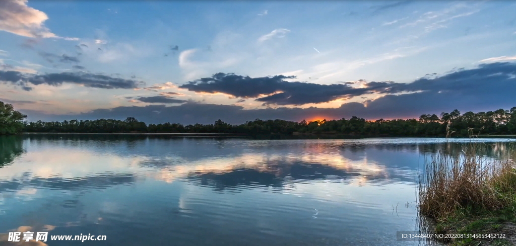 静态拍摄夜景夕阳湖面流动的云