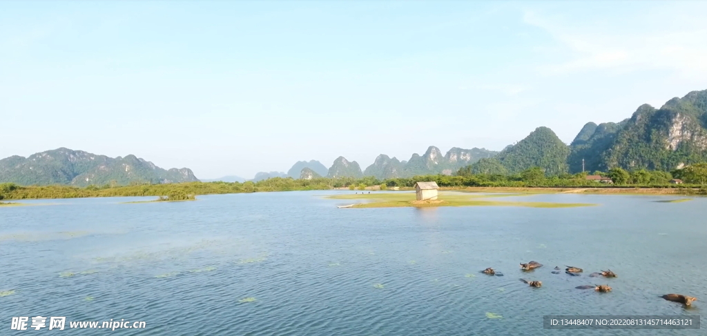 航拍高山湖面水库鸟瞰水面风光