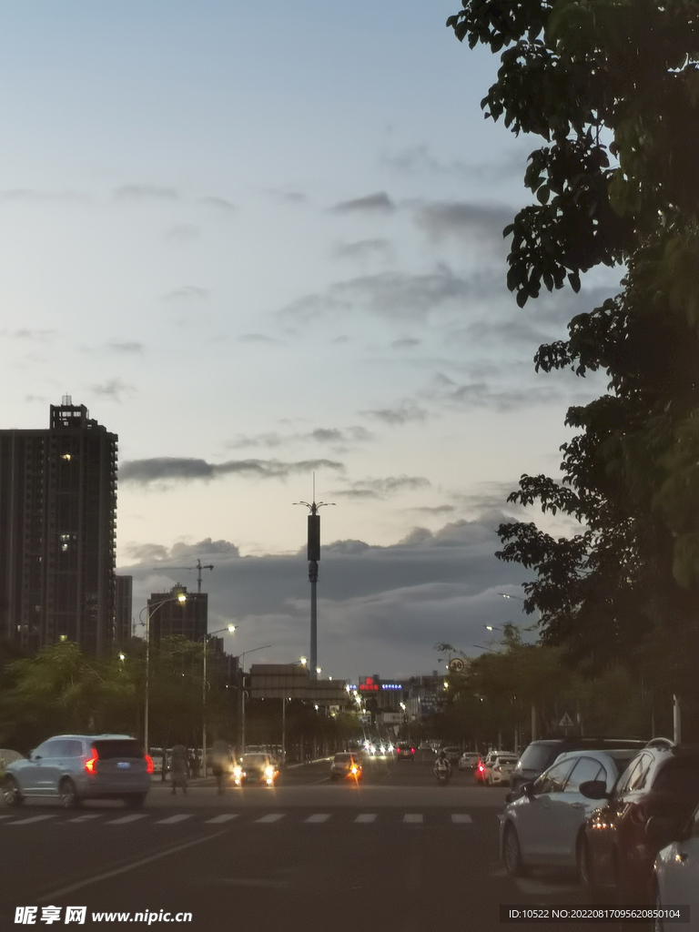 暮色中的街景