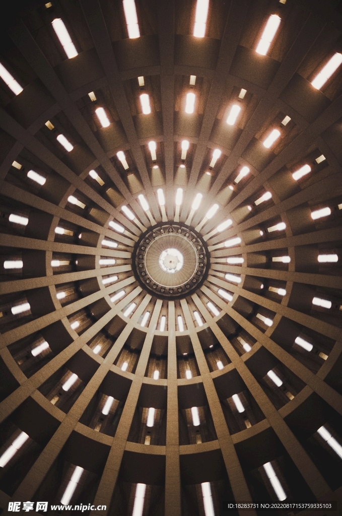 仰拍歐式建筑穹頂圖