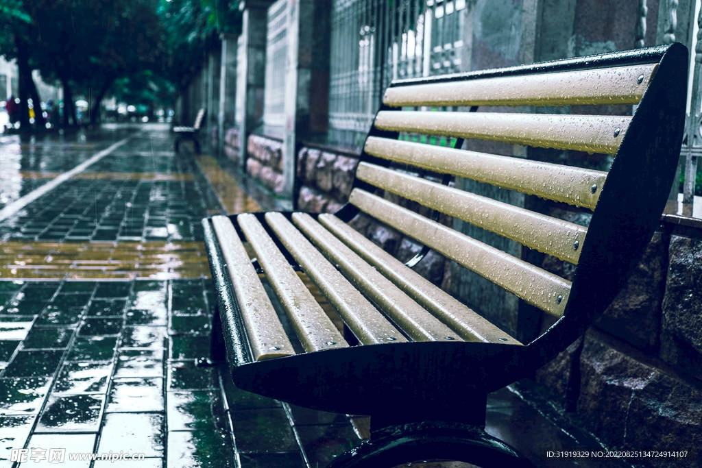 雨后長椅
