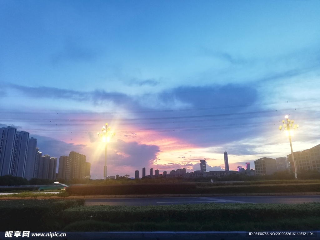 城市街道夜景晚霞