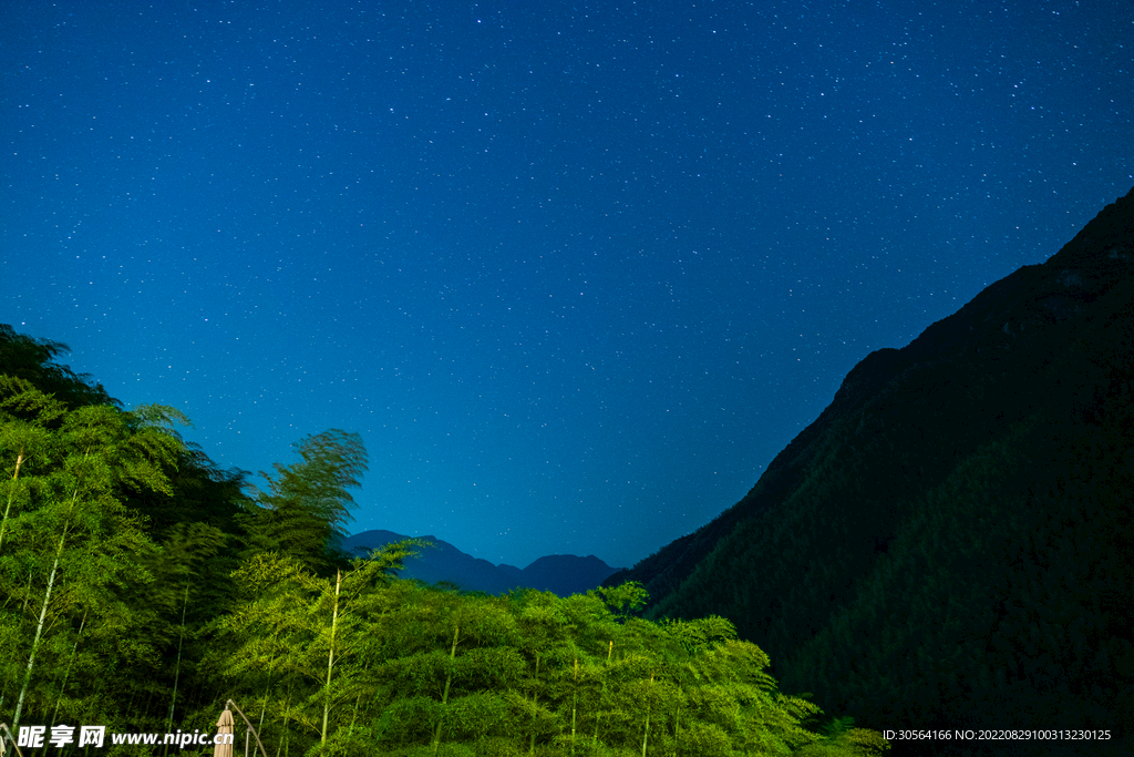 夜晚山脈