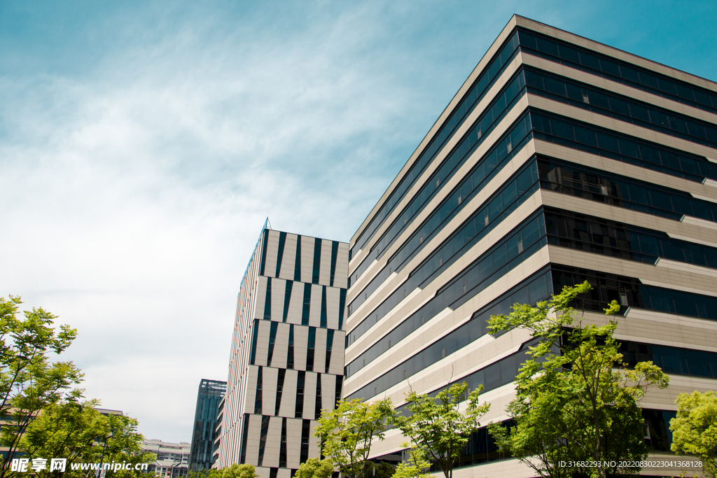 藍天下建筑背景圖