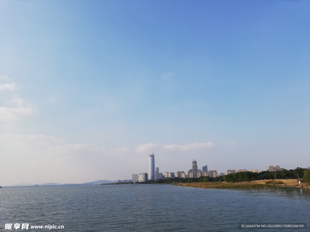城市湖邊建筑