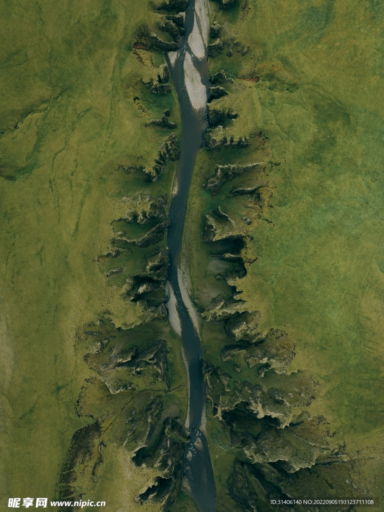 山谷溪水图片