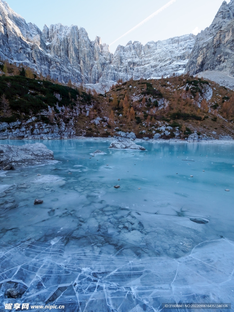 冰裂水面