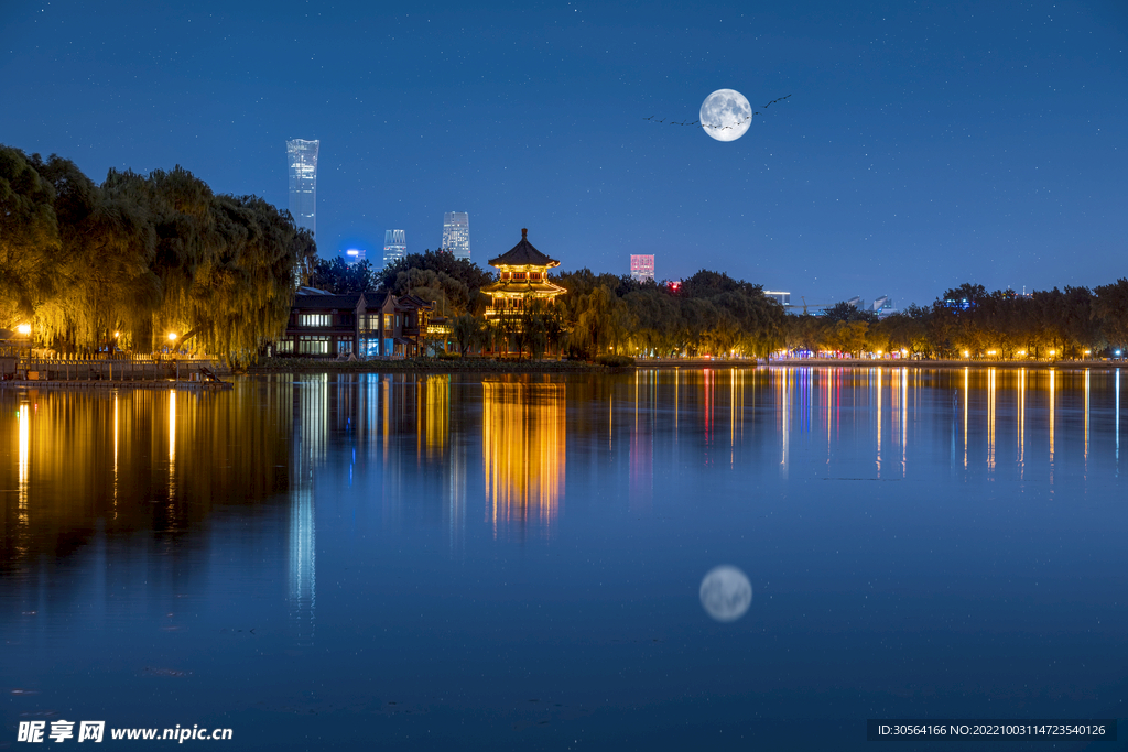 夜晚湖邊公園