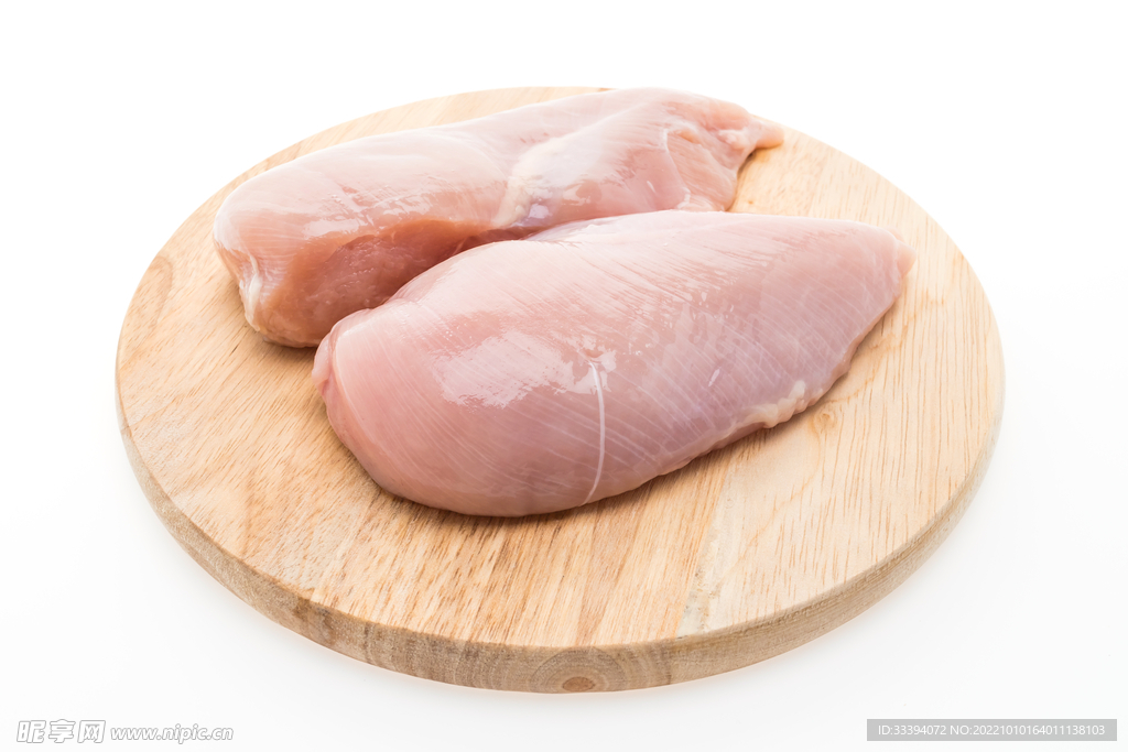 木板上的雞胸肉攝影圖