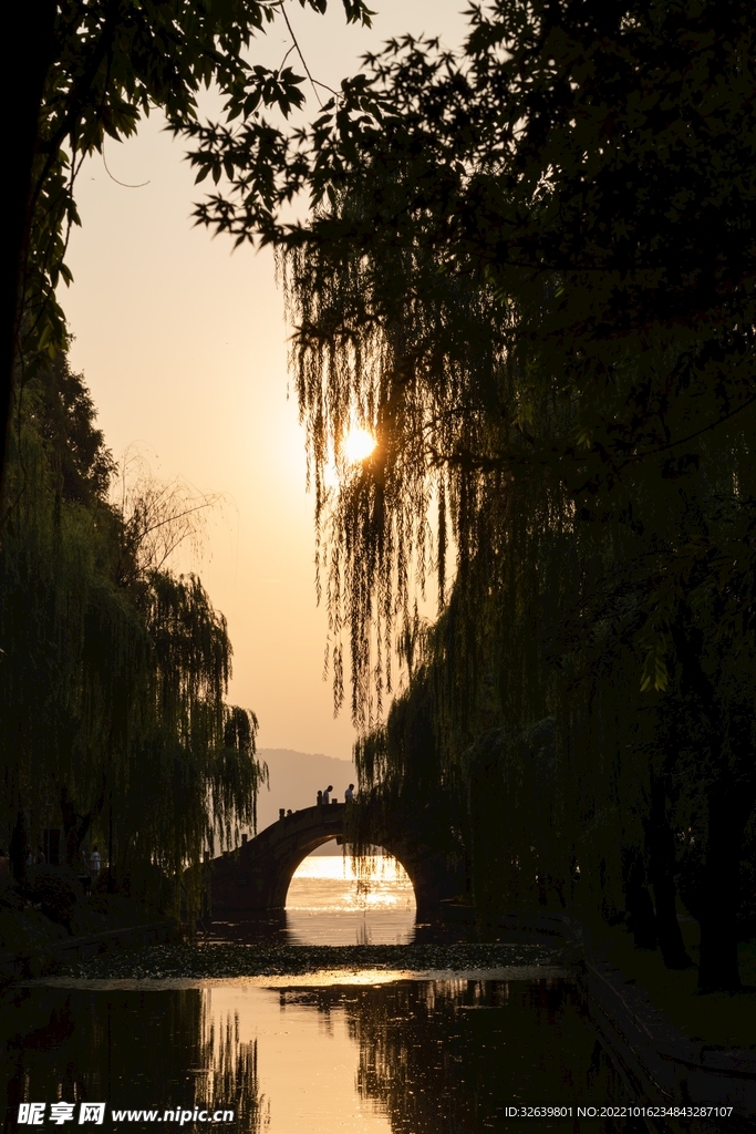 夕陽(yáng)下的中式橋梁