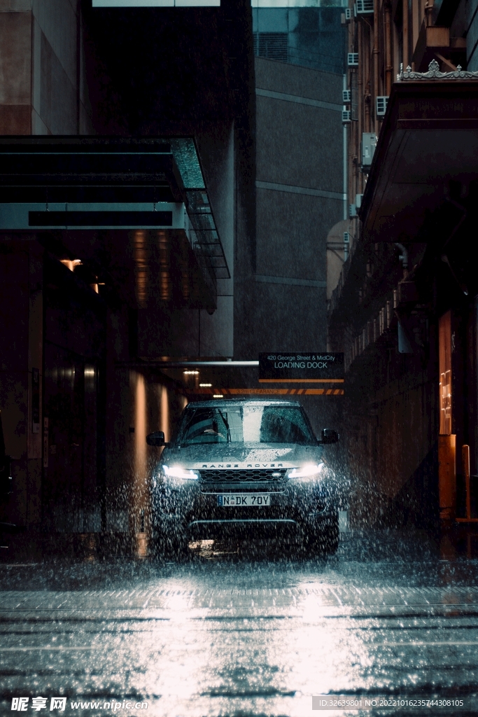雨里的車