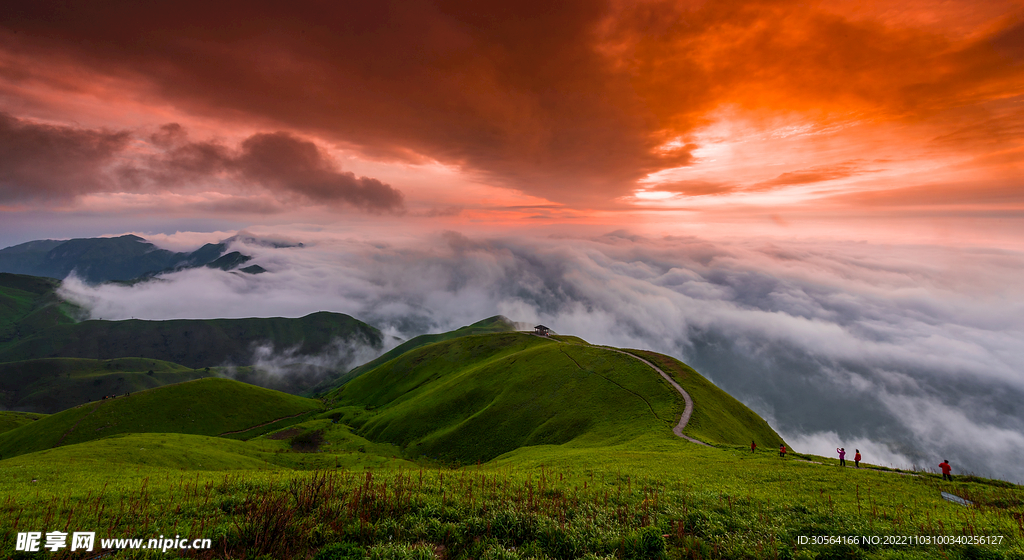 日落云霧山峰