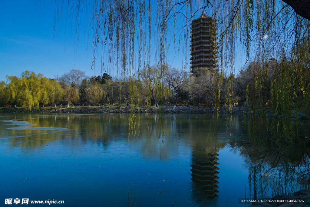 公園湖水寺廟
