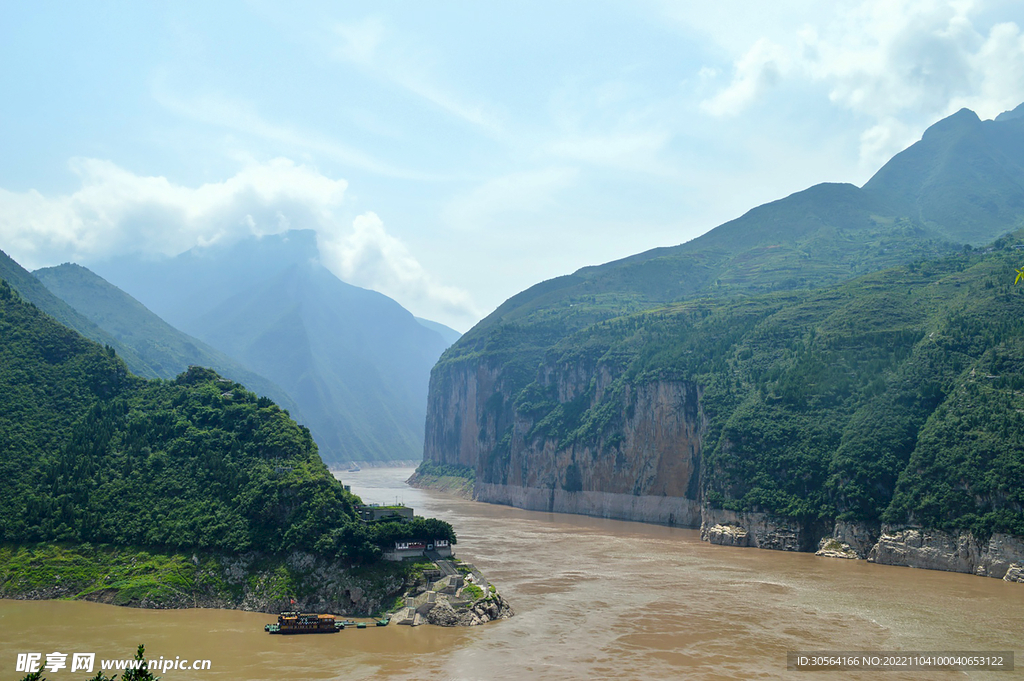 山峰水流