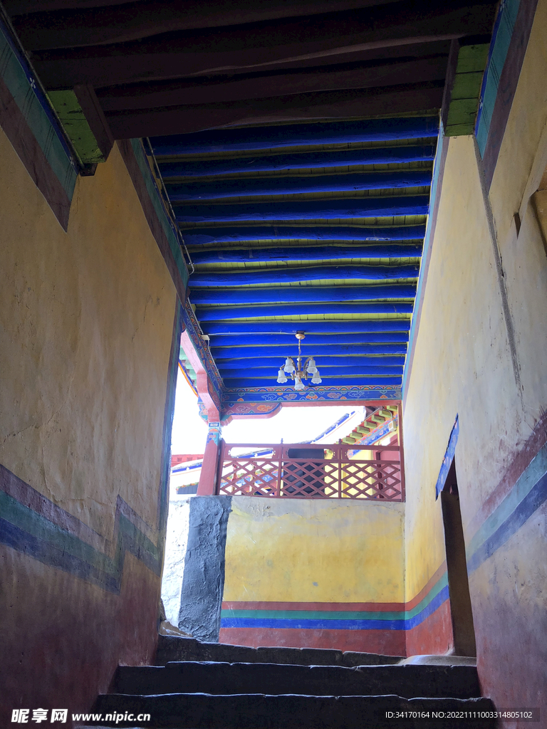 布达拉宫色彩鲜艳的内墙