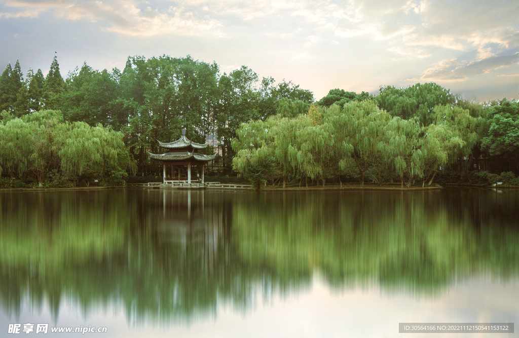 公園湖面涼亭