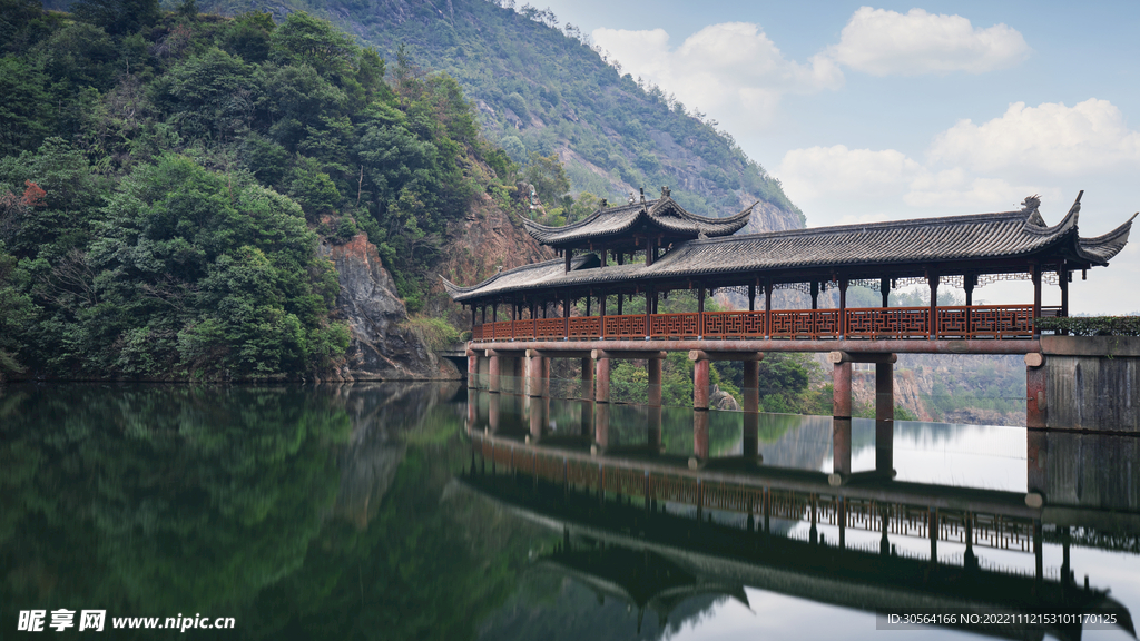 山腳復古涼亭
