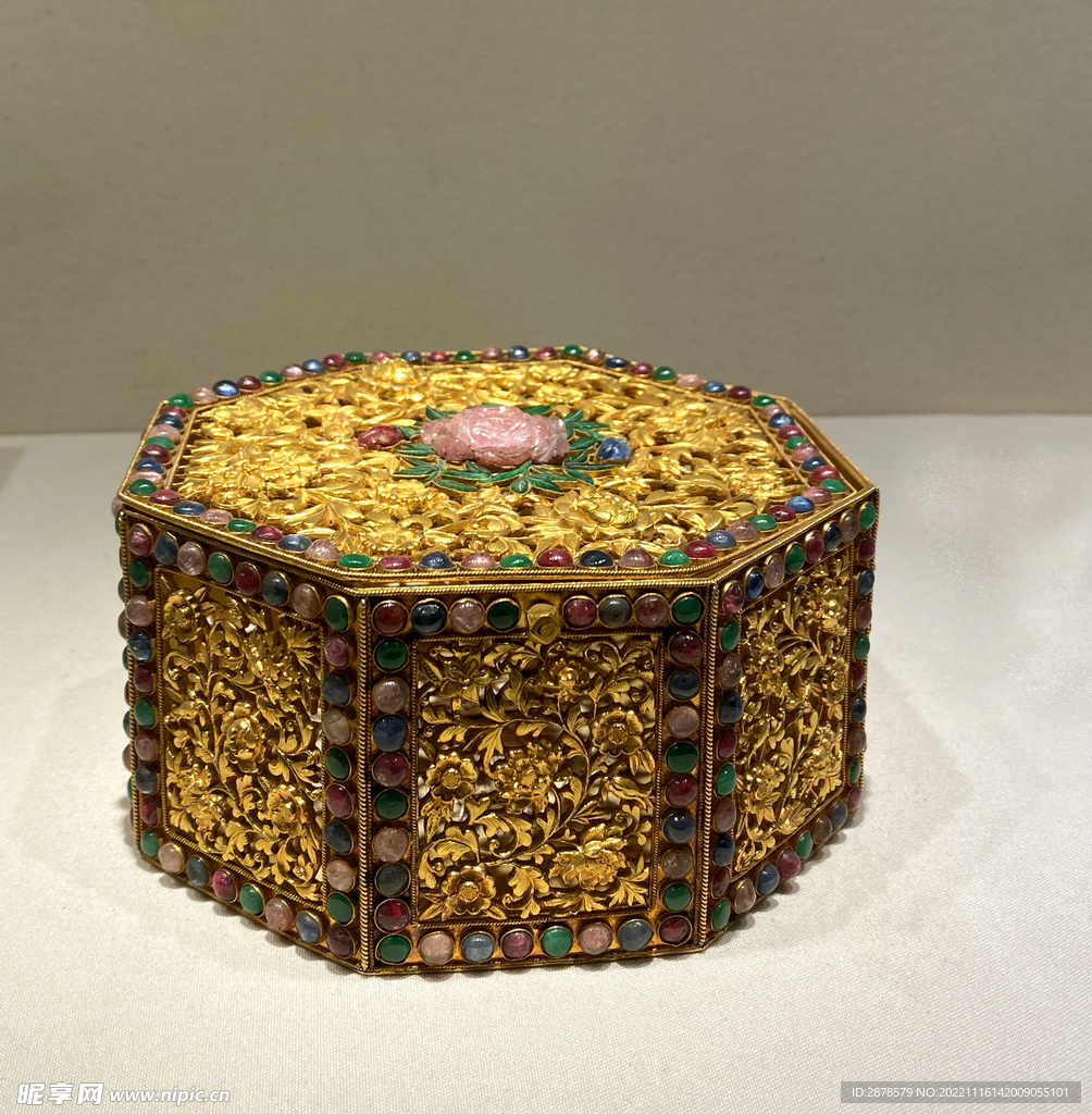 金錾花卉纹嵌宝石盒